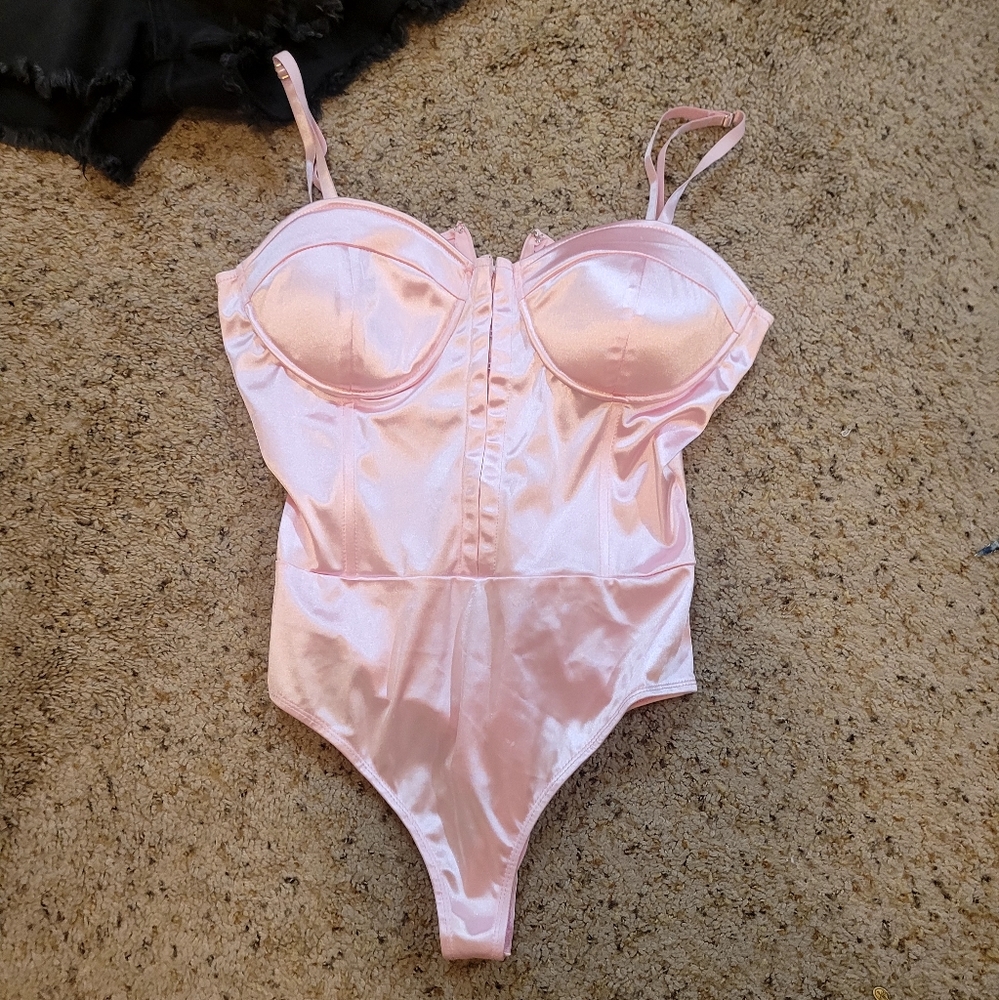 FASHION NOVA SATIN LIKE BODYSUIT